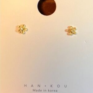 Fashion jewelry, pierced earrings, Gold tone zircon studs. Floral design